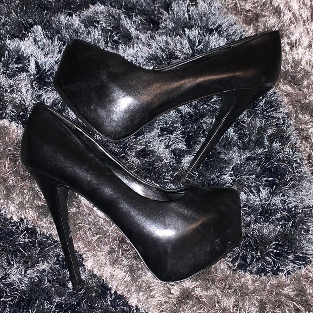 Steve Madden platform heels size 6.5 but fit 7